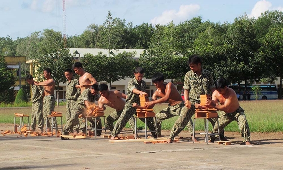 Công phá gạch trên tay.